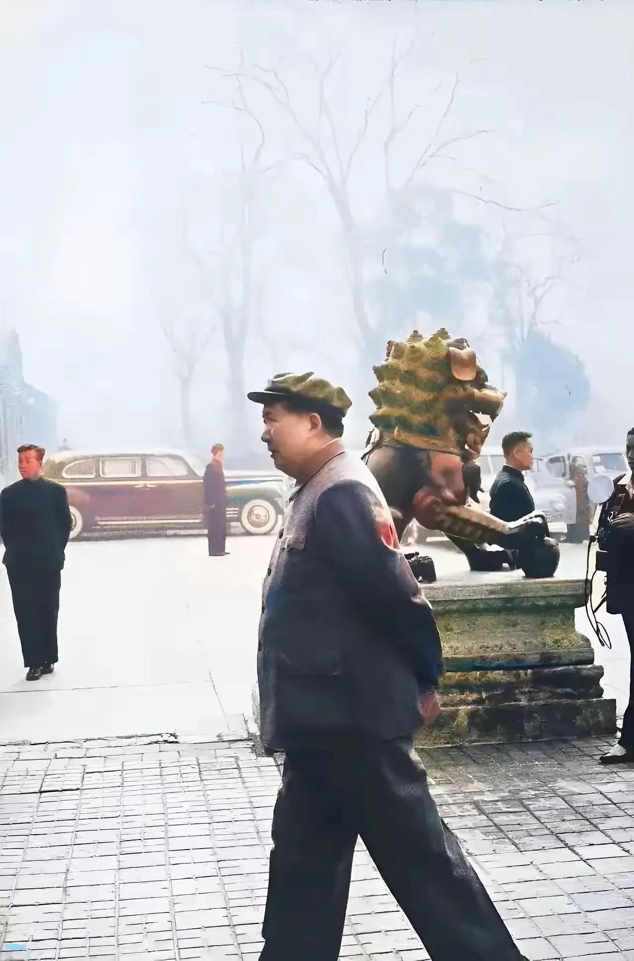一帧背影定山河，满身风骨铸丰碑
 
一张老照片，何以让无数国人看一次哭一次？不是