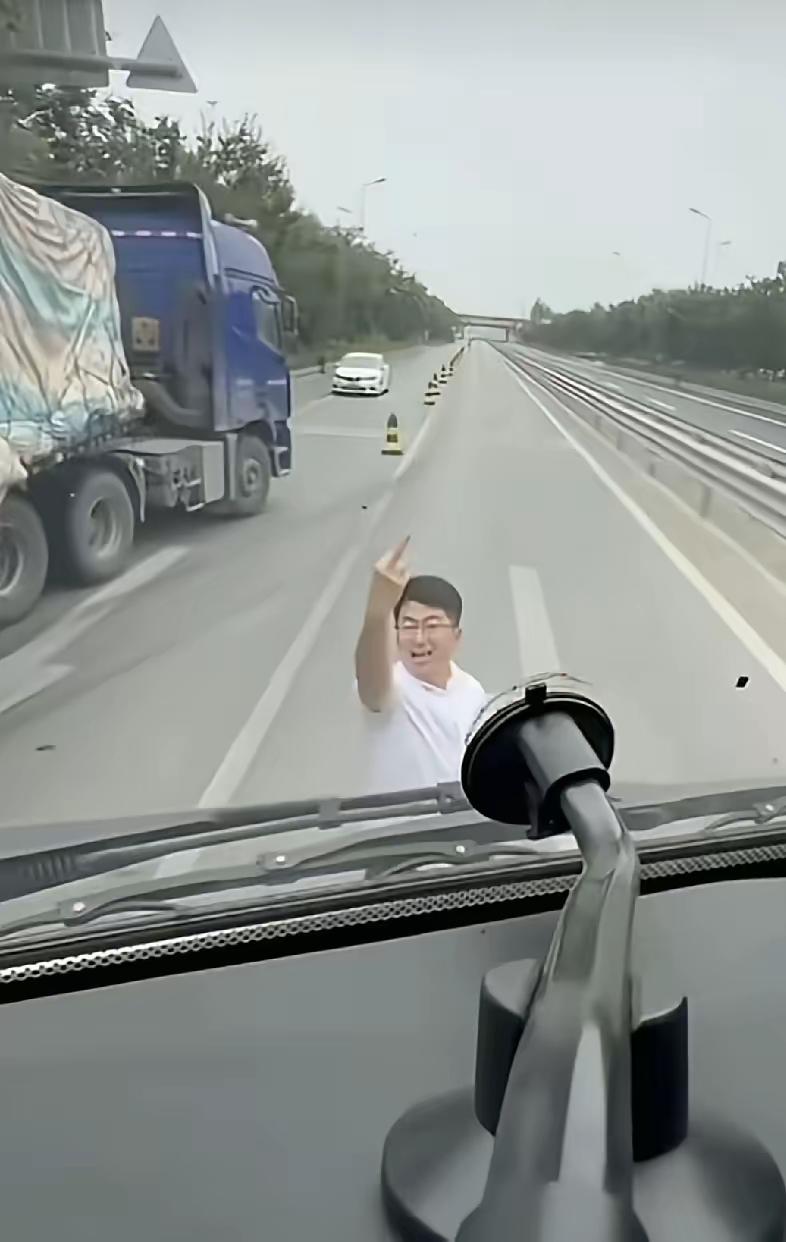 金丝眼镜，白衬衫，西装笔挺。光看这身打扮，还以为是哪个写字楼里出来的体面人。
