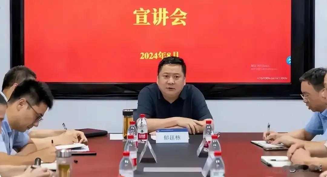 会上正气凛然
酒局骄奢淫逸
衣冠XX