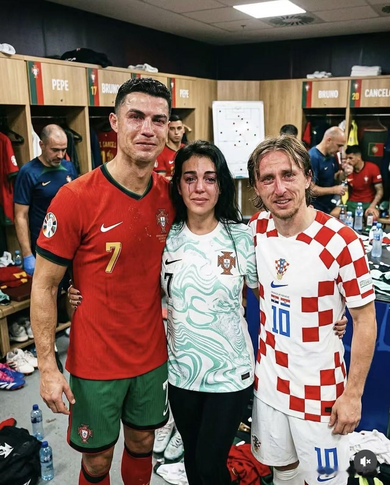 惺惺相惜的泪水🫂
All in tears.....CR7 goat👬