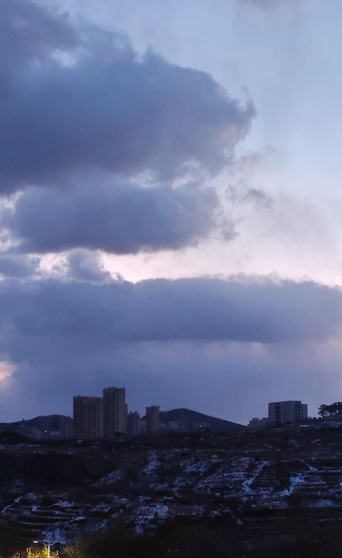 烟台惊现蘑菇云
        2025年12月3日6:25烟台雪后，东方天空出