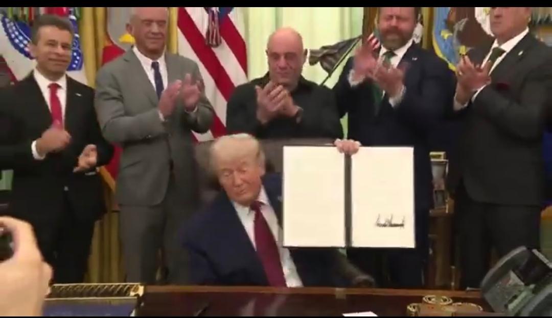 特朗普：“‘签名’哦，这招不错。瞧瞧，乔。你觉得拜登能做到吗？”

[机智]评几