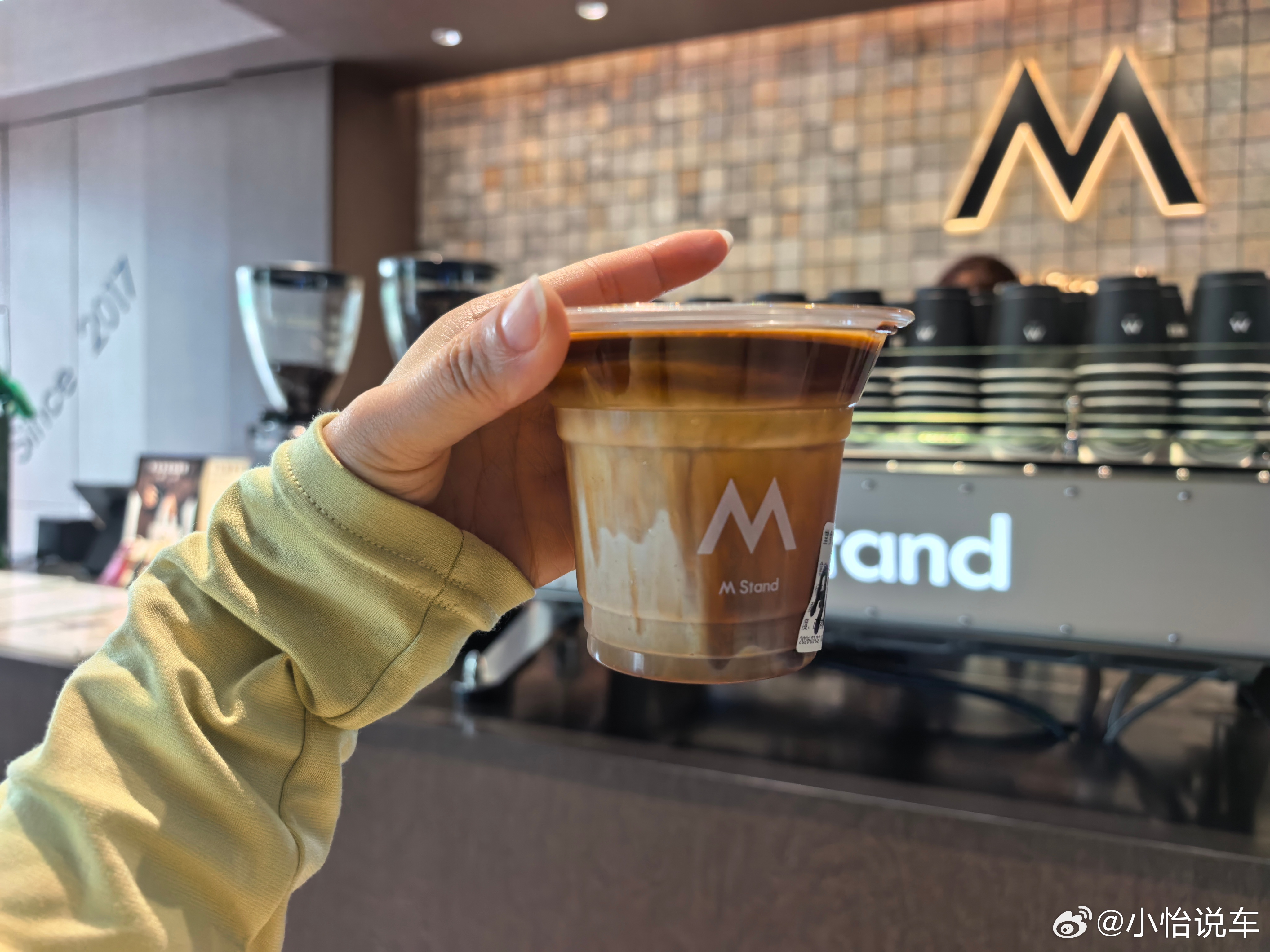 品尝一下 Mstand 的脏咖啡上面是热的咖啡液下面是冰的牛奶180ml 很袖珍