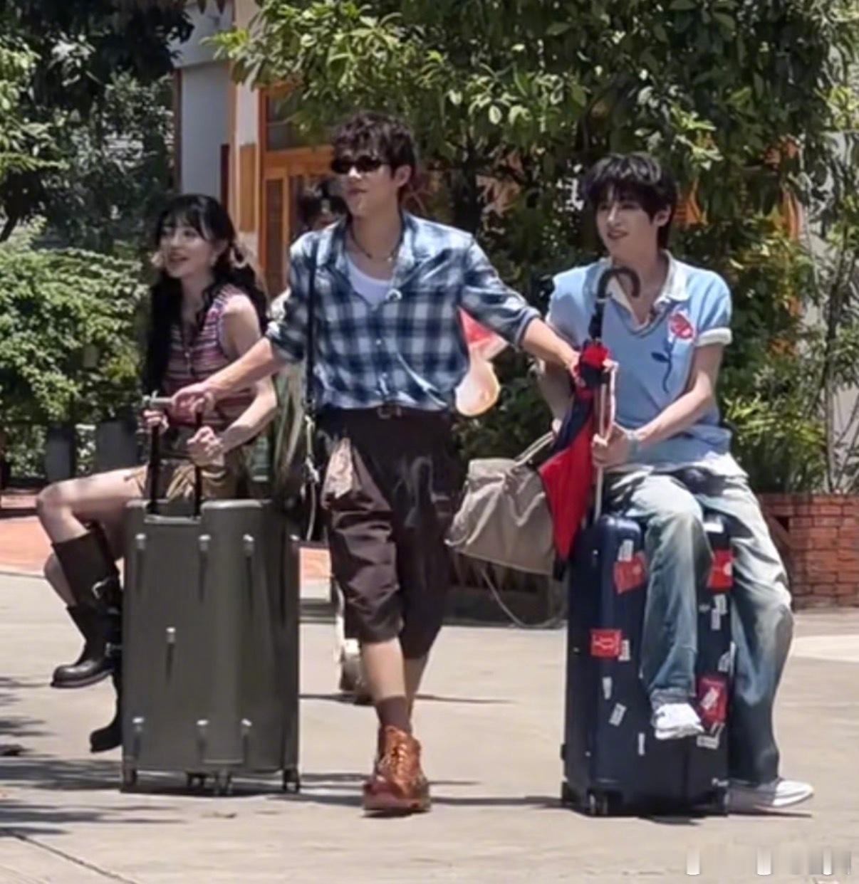 王安宇一手拉田曦薇一手拉黄明昊王安宇来检验健身成果了 