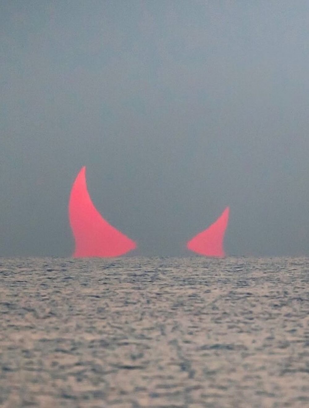 日偏食，海面上升起的恶魔之角📸Elias Chasiotis 