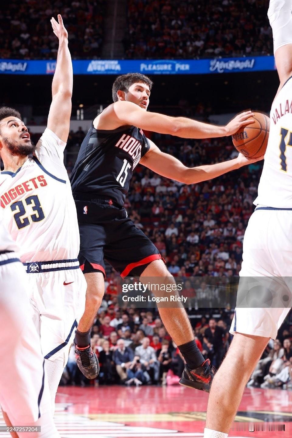 火箭大战掘金，如果说第一节暴露了火箭虚高的进攻，第二节露馅的就是掘金虚胖的防守[