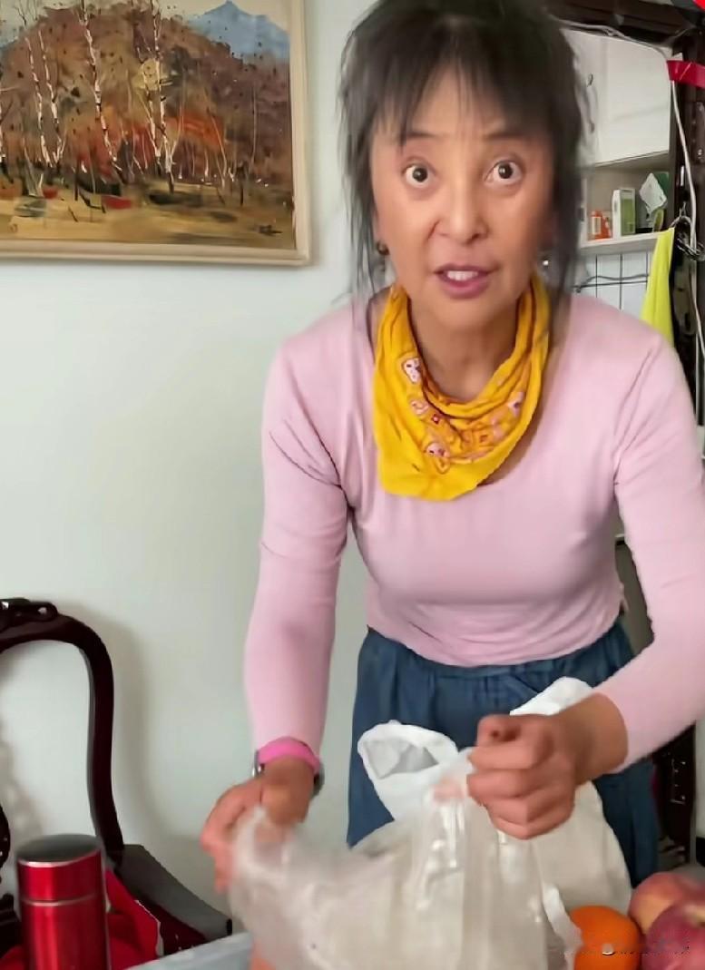 这还是一位出名的演员吗？你看她素面朝天，不收拾，不打扮，皮肤晒得黝黑，她刚从外面