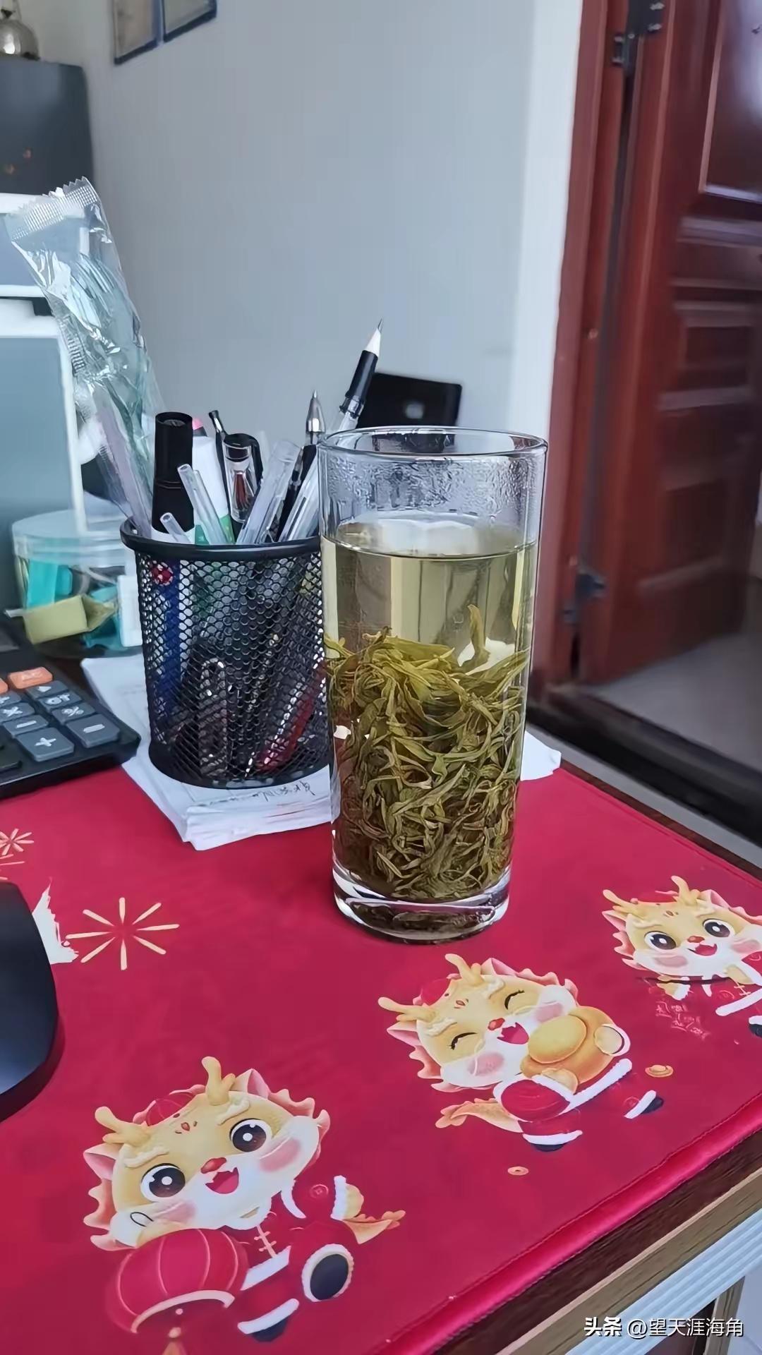 我百思不得其解

我想破头也想不出来，为什么我们单位的领导，他都五十多岁的人了，