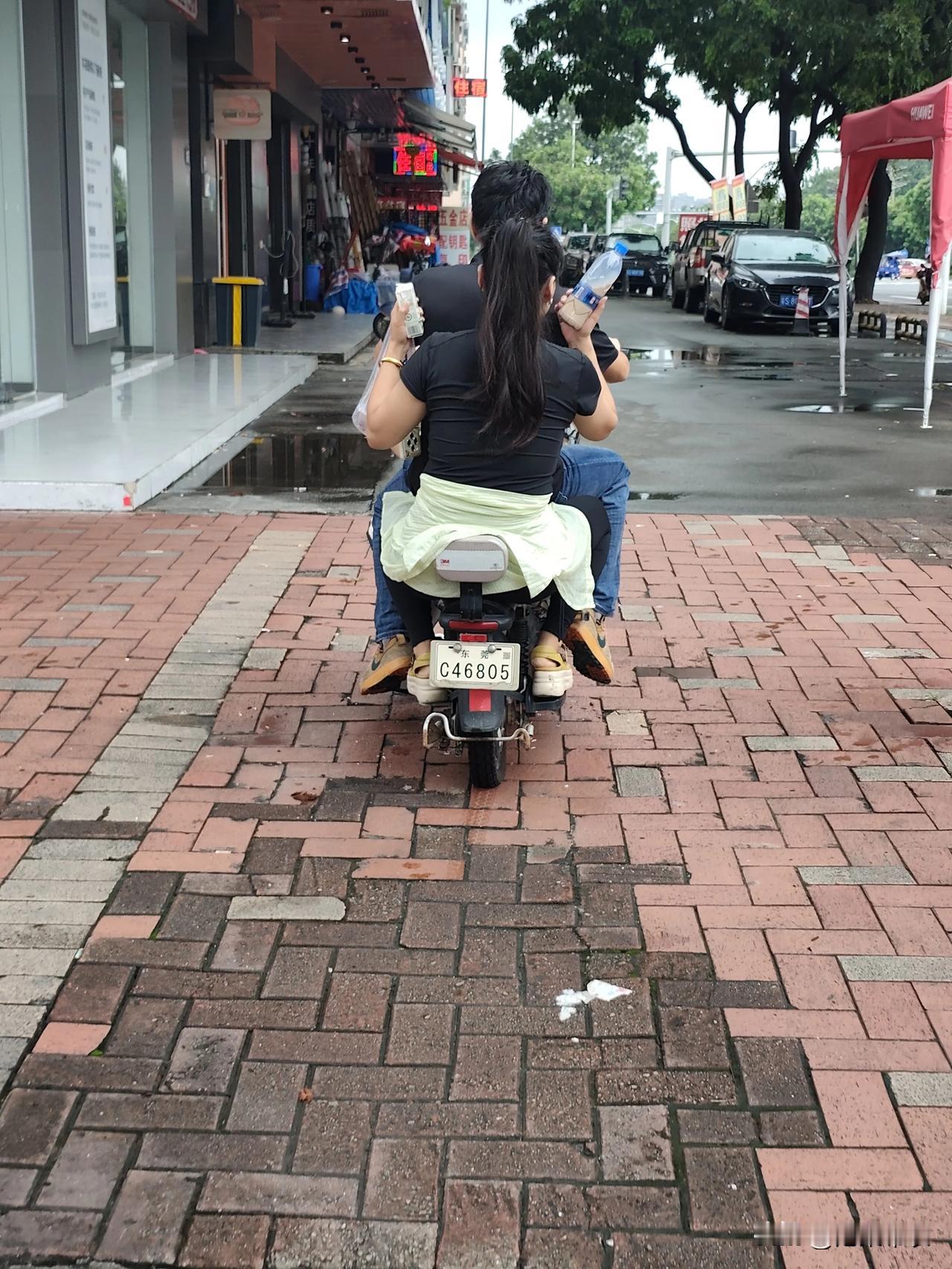 你问我答夫唱妇随是一种什么感觉，真的是老公唱哥老婆跟随吗？下图算吗？