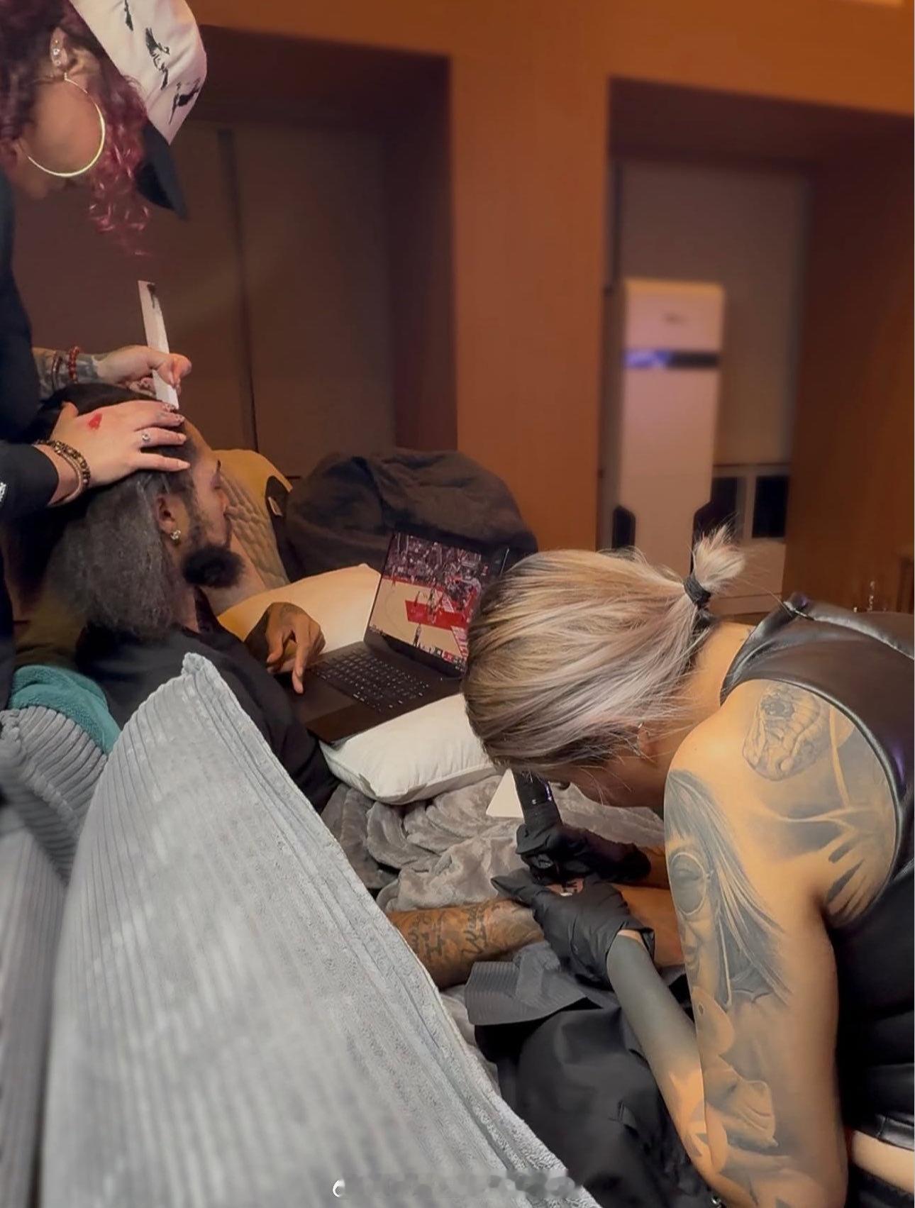 今日赛前，英格拉姆去弄了一个新的纹身，纹身内容大家自己品。[doge]英格拉姆 