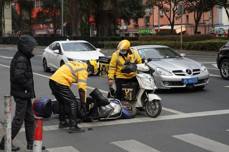 外卖骑手驾车撞上路人，责任划分还挺复杂。就像泰州的刘先生，被送餐的外卖骑手撞翻，