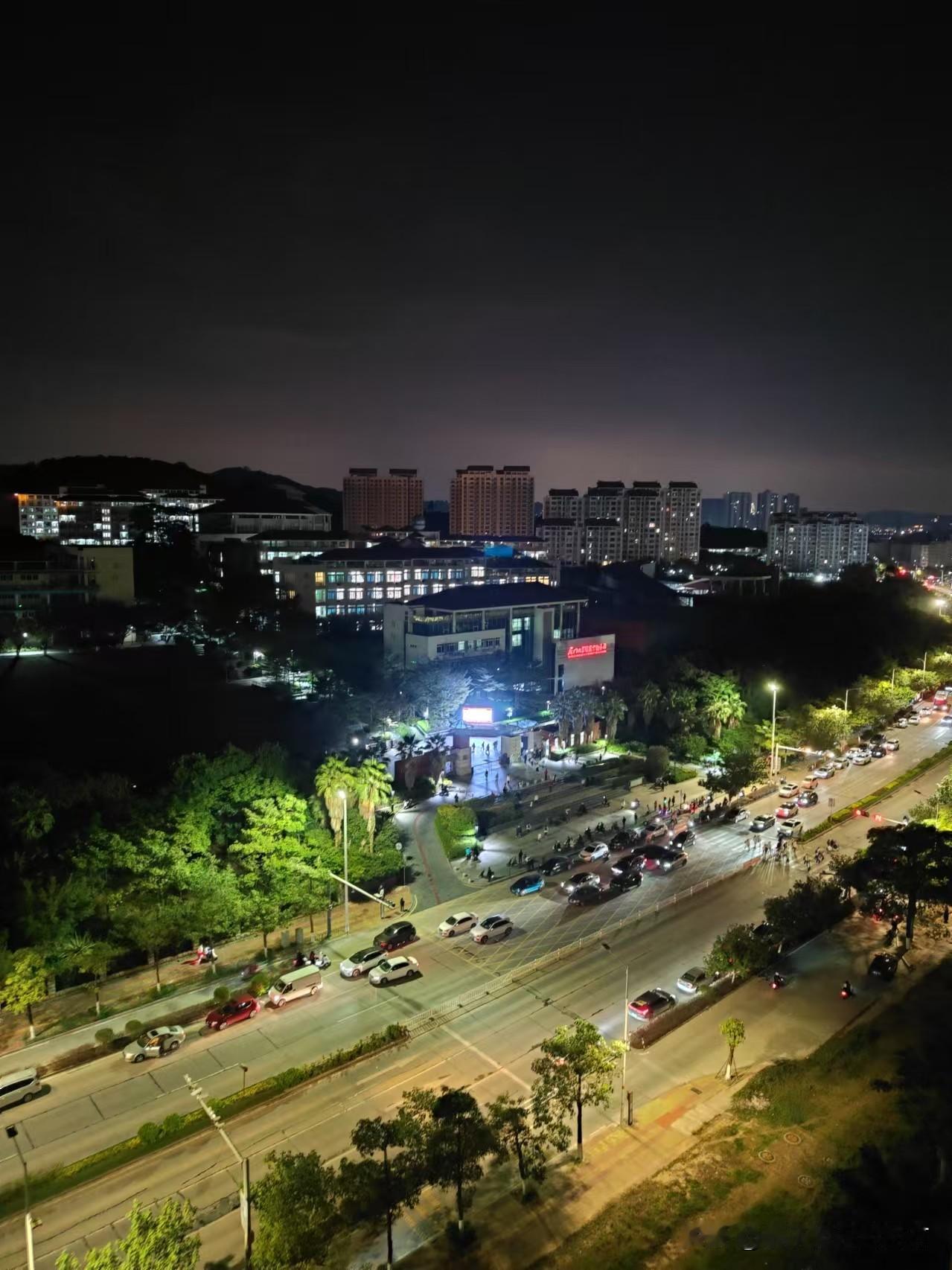 每天晚上下夜自习，都是这样的场景。
这几天漳州港也降温了，很多孩子都感冒了。
我