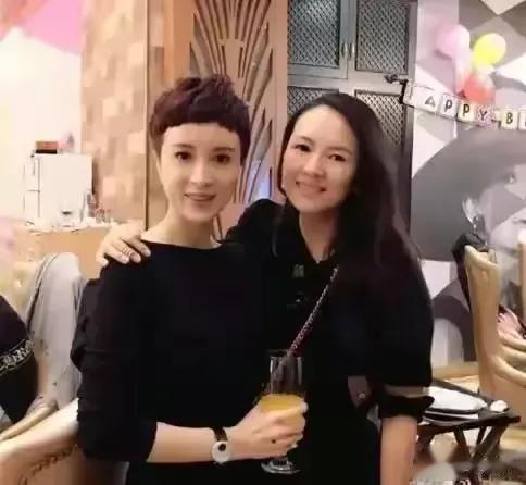 作为电影圈中成就仅次于巩俐的章子怡，每次参加活动，都待在C位，即便碰到和她等量齐