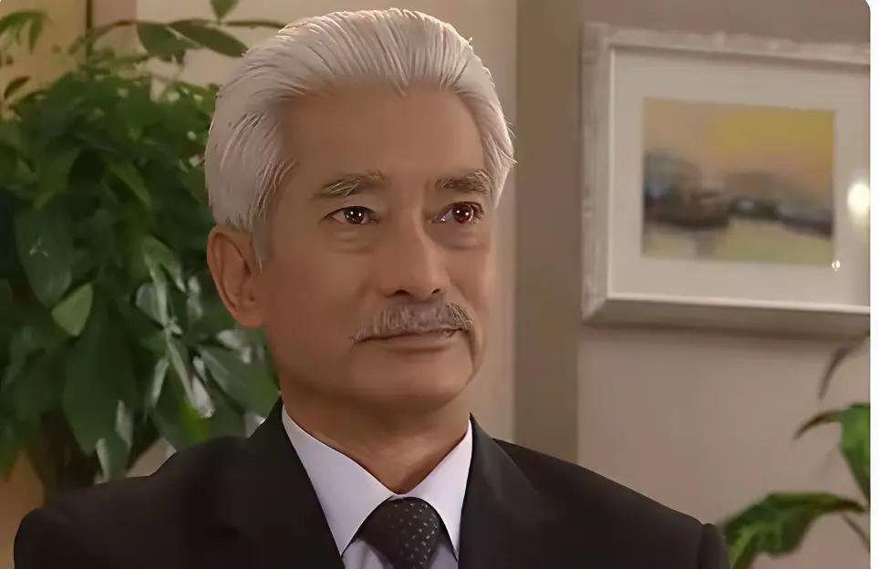 82岁高雄徒步华山上下行，他曾经演过精武门的霍元甲，他还是有点功底的，所以82岁