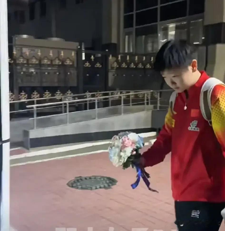 莎莎昨天比完赛，是师傅Coco一直在等她上车

昨天输了比赛，莎莎肯定心里很难过