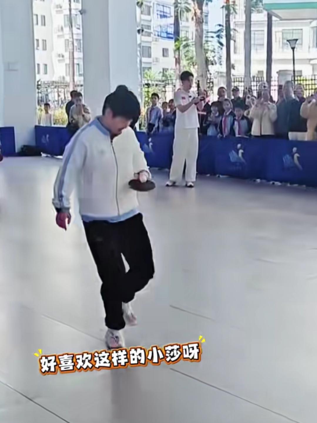 莎莎参加国球进校园活动，国内举办乒乓球赛事，无论在哪一座城市，举办地的学生总有机