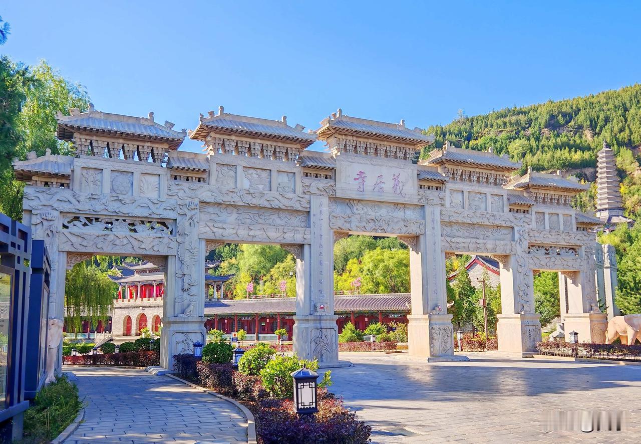 义居寺：黄土高原上的千年佛窟古刹
山西吕梁临县的义居寺，古称佛堂寺，是一座依山傍