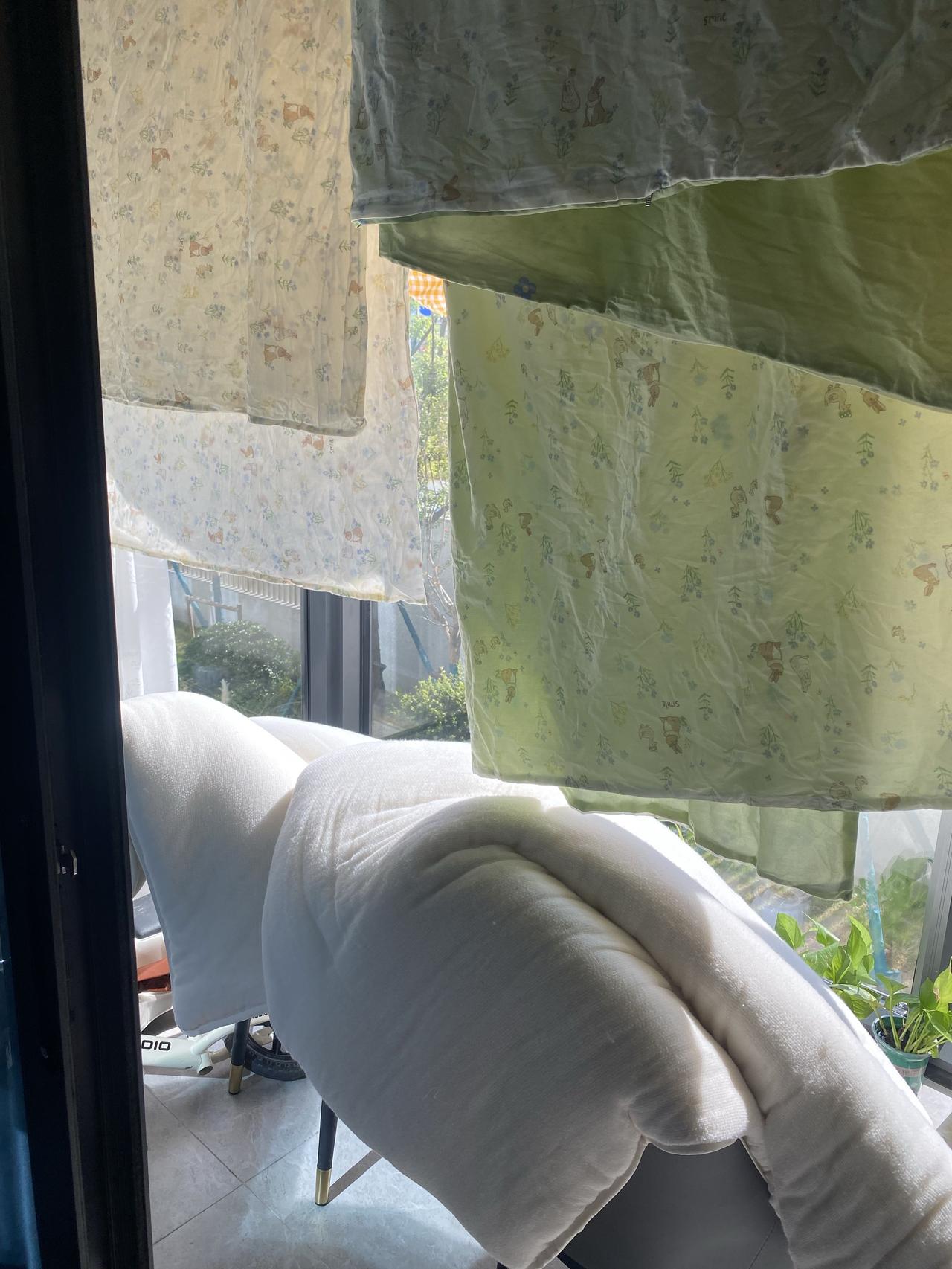 我有个改不掉的毛病，就是每次买回来新的被单被套我都要洗好几遍晒好几遍才用。

这