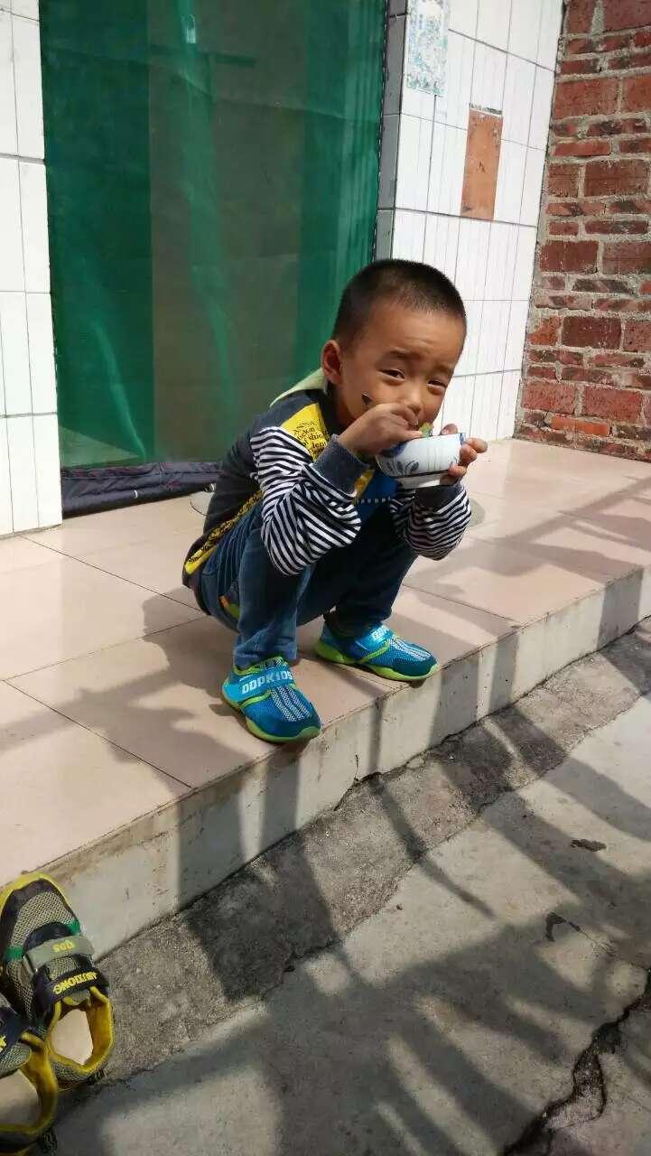 今年的八月十五，公司没发月饼，自己也没买月饼，不是买不起，是根本没有吃月饼的欲望