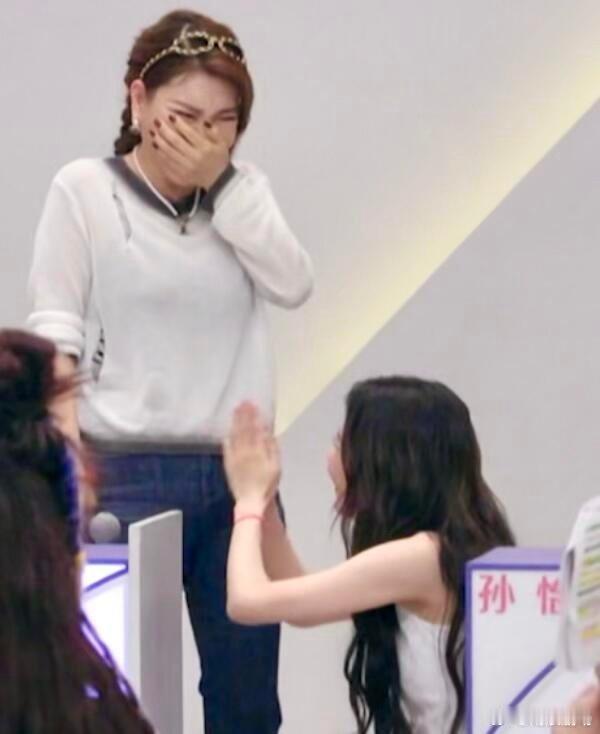 疑似孙怡向乌兰图雅求婚惹就这么水灵灵地跪下了，小图雅都要感动哭了 