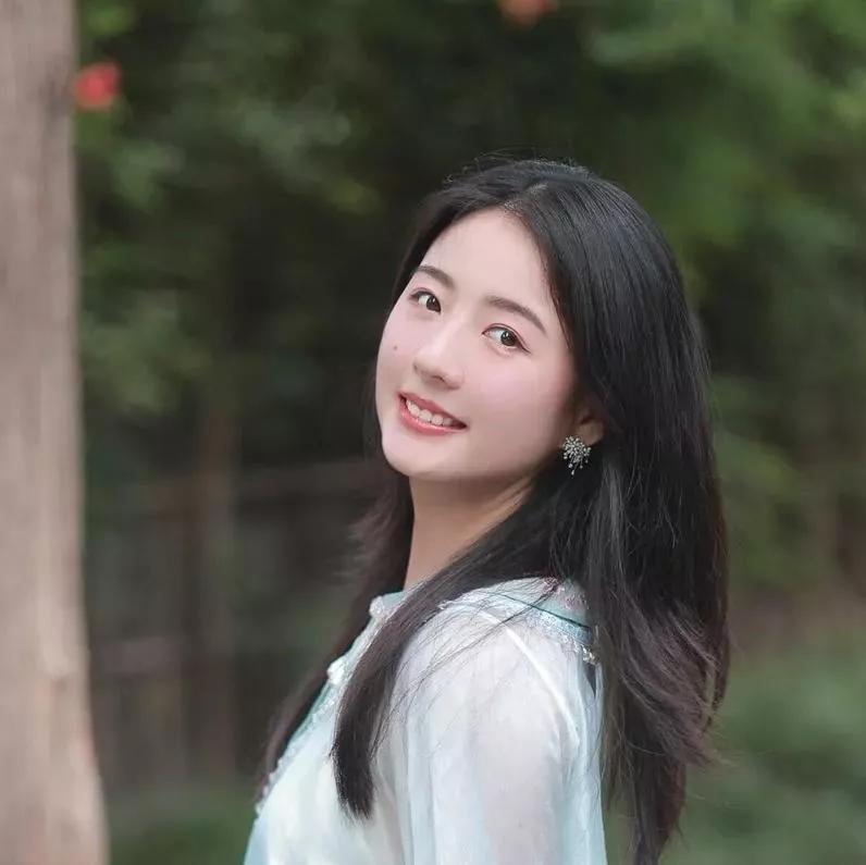 清新自然的笑容，如春日暖阳般温暖人心。阳光治愈照 明媚阳光感 萌萌哒笑容 知性微