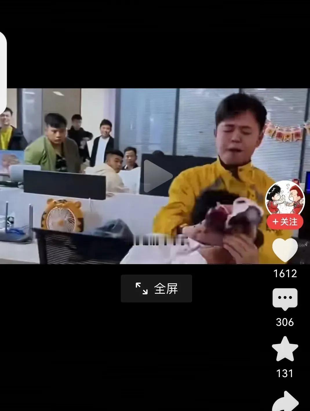一个送外卖的因为停电从一楼跑到十八楼迟到2分钟，点餐者投诉而罚200元，

一气