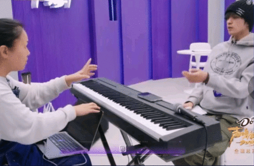 张卓尔身骑白马海绵宝宝上身张卓尔这周又出新花样！戏腔唱成海绵宝宝，练歌房里欢乐气