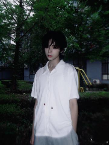 王橹杰完全忧郁男主 他的忧郁是刻在骨子里的，不需要任何表演，纯白衣衫只是衬托，真