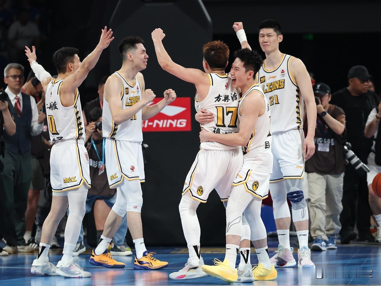 广厦对阵北京的焦点战，北京队在第三节进攻突然哑火，单节仅得7分，创下本赛季单节最