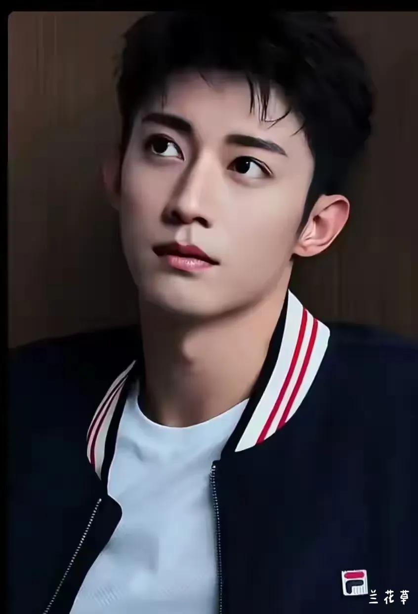 这是真人还是假人？长个这么标致的男儿脸：剑眉星目，直鼻红唇，有福气的大耳朵，人中
