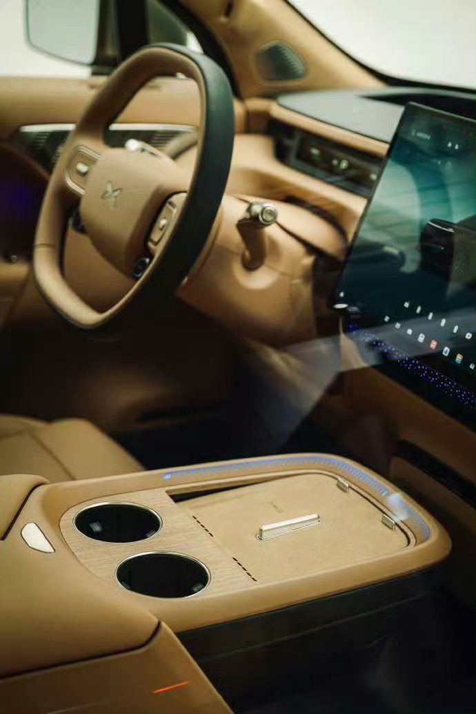 冒昧地问一下，小鹏gx这个无线充电板带磁吸吗？会不会一个急刹车手机飞出去？ 