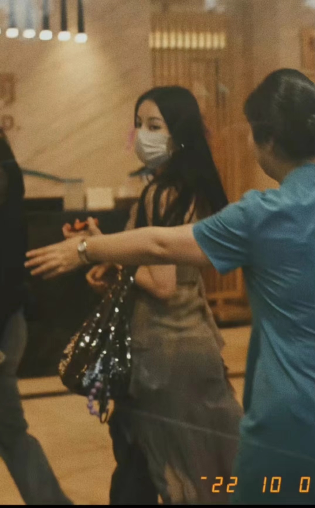 迪丽热巴枭起青壤 镜头里的对视，哪怕是隔着屏幕 我也能感觉到你的灵魂炽热耀眼