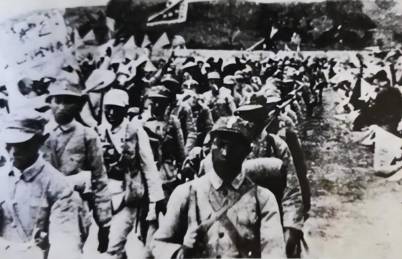 三大战役后，国民党在大陆的局面已难以支撑。许多将领争相撤往台湾，汤尧却成了反例。