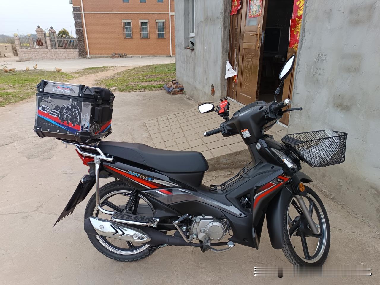 我的豪爵摩托UH110S，1年多跑了8000多公里，刚才把油又加满了没过铁片了，