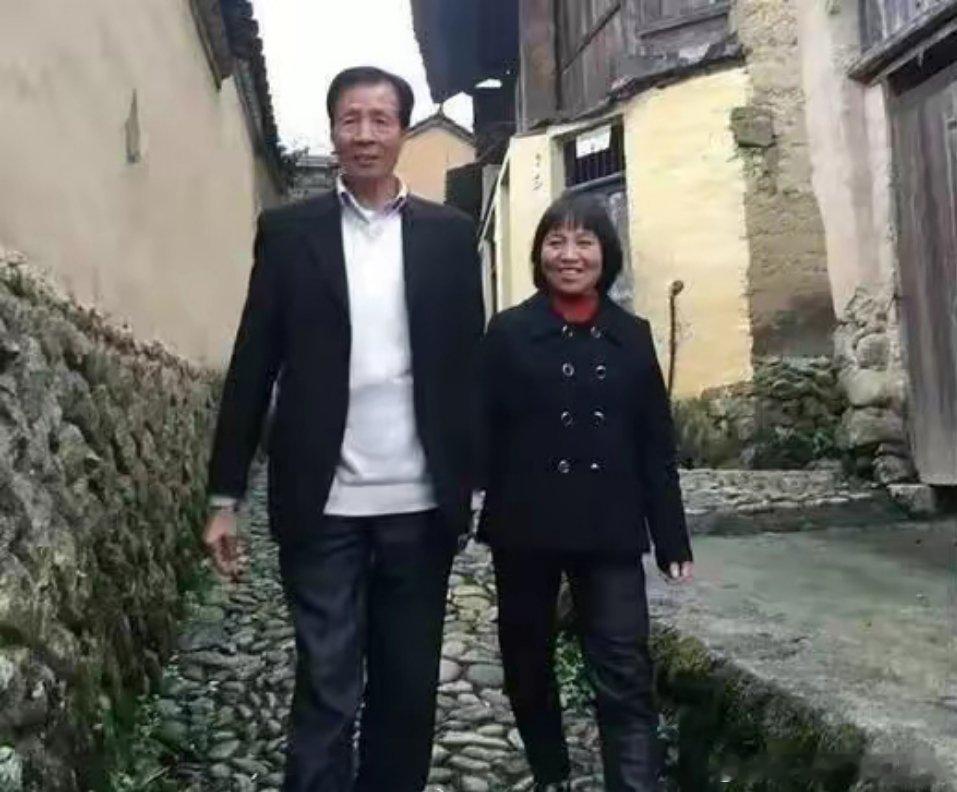 2013年，因为一次借宿，亿万富翁姚南山对农村妇女一见钟情，随后他放弃国外产业，