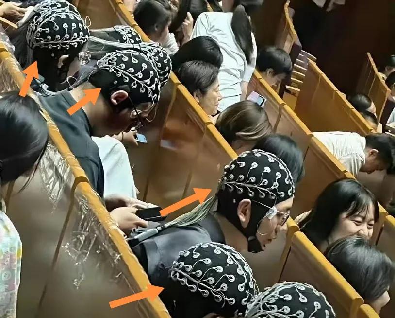 北大学生上课戴白色花瓣网状帽子。