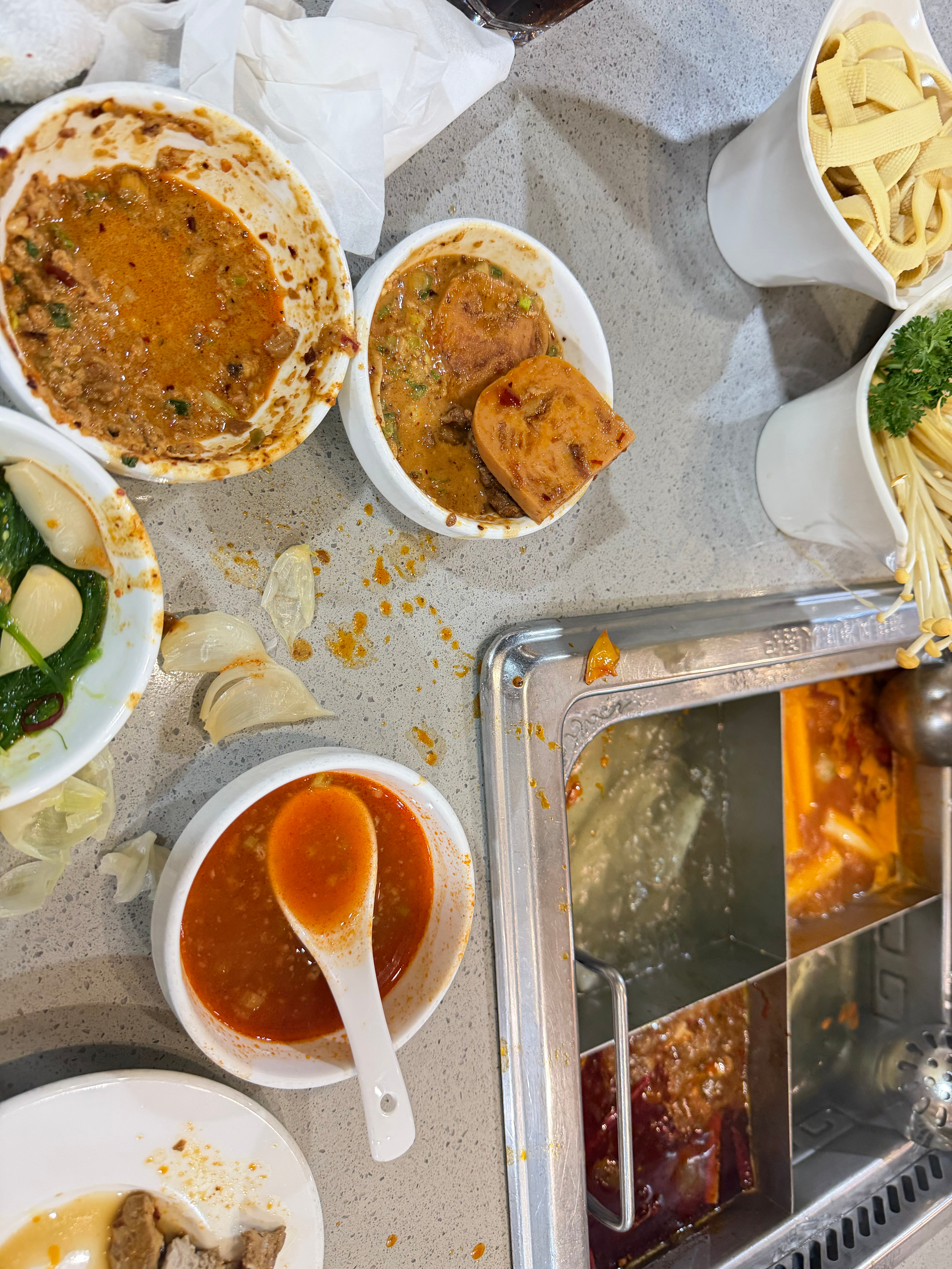 大食怪在吃海底捞 