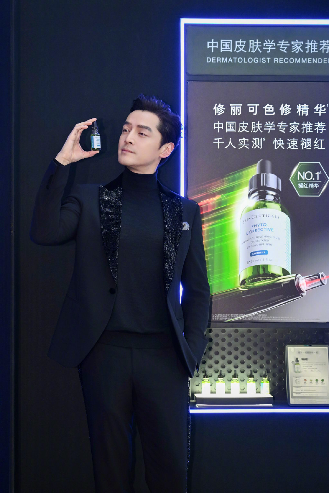 胡歌生图即神图 胡歌出席修丽可线下活动的生图太能打！状态饱满到发光，皮肤紧致，举