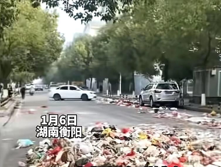 给出这样的理由确实很不应该
有人发现，湖南衡阳湘区新桥路附近的路面上出现大量垃圾