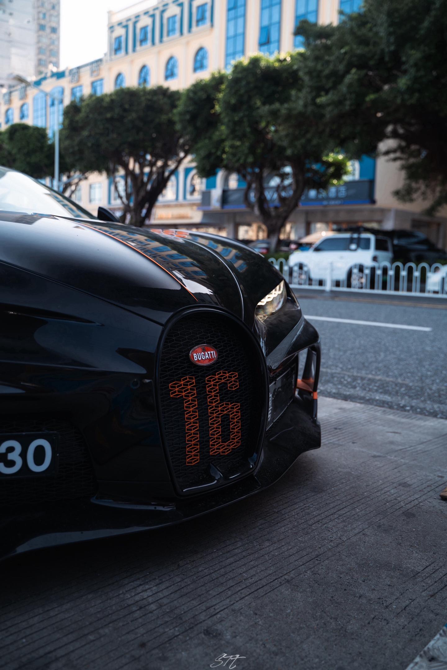 港珠澳大桥偶遇大陆唯二的布加迪Chiron Super Sport！并...