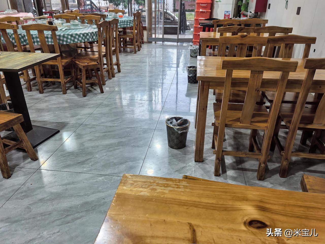 朋友们，你们相信吗？
我天天守店比守寡都难。
此时此刻，看看我的早餐店的上座率。