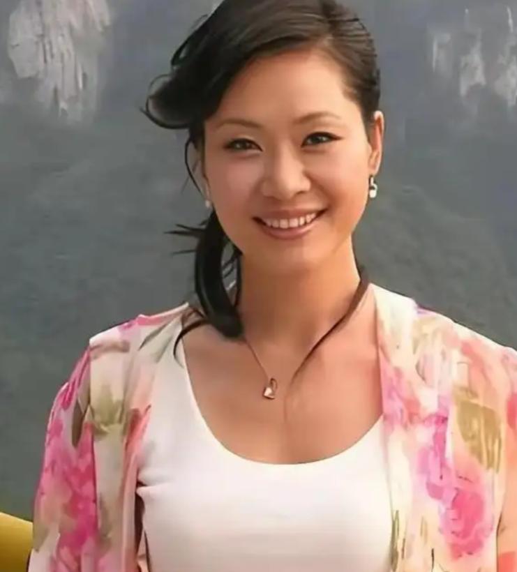 “弟弟，姐姐我今天就嫁给你了”！2001年，36岁的于文华嫁给了小她7岁的未婚钢
