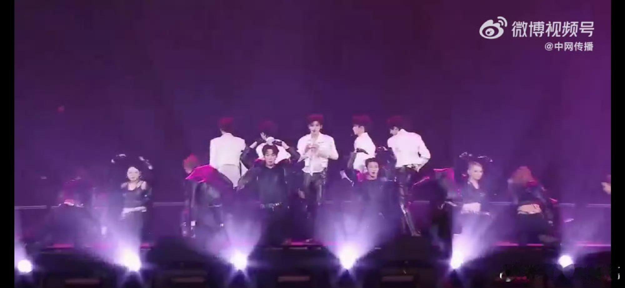 登陆少年演唱会开场直拍登陆少年翻唱《Love with you》绝啦，适配度拉满