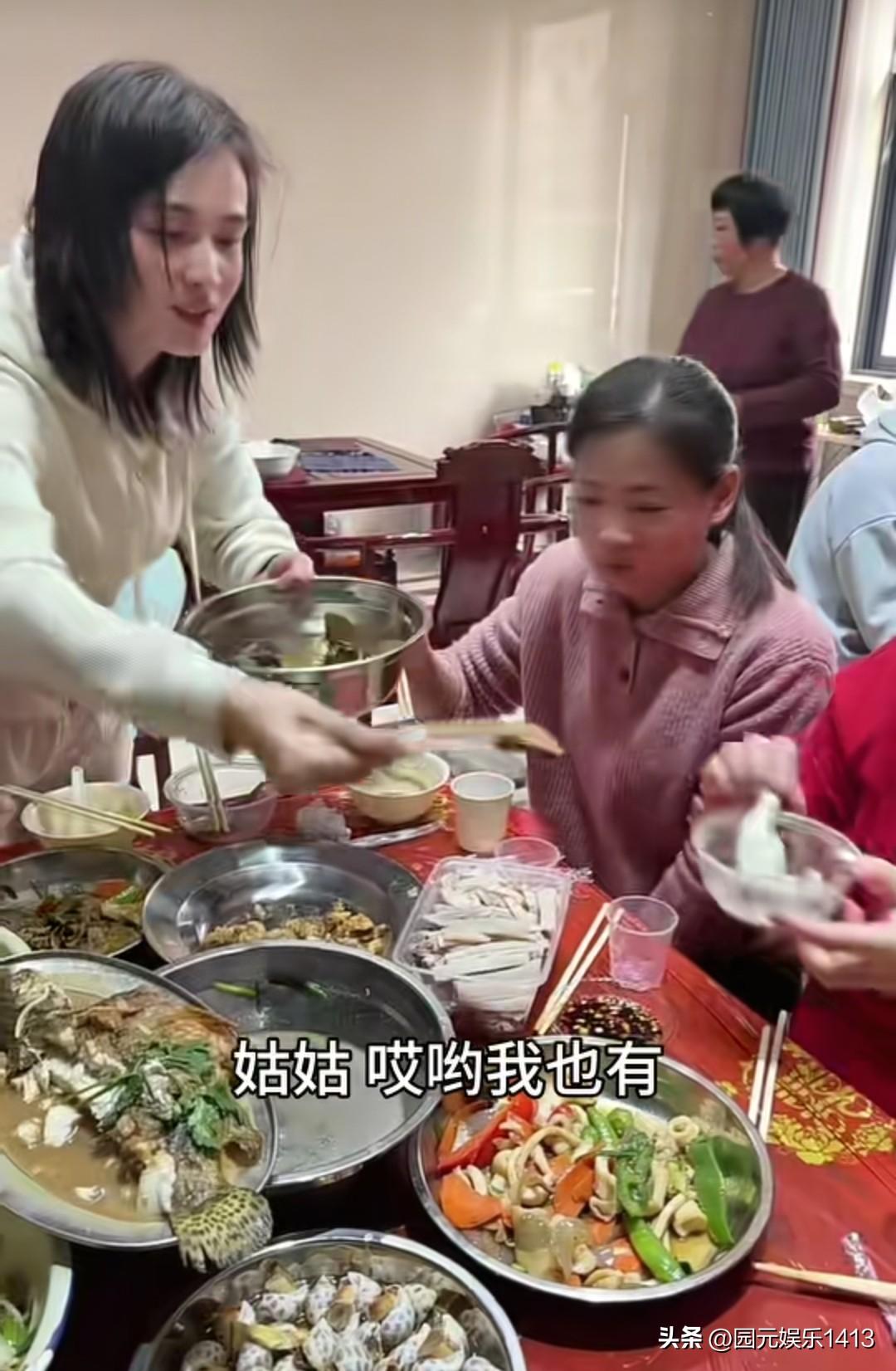 瑾夕更新的视频越来越有烟火气。瑾夕带着三个儿子回到了莆田过春节。一家人在一起和睦