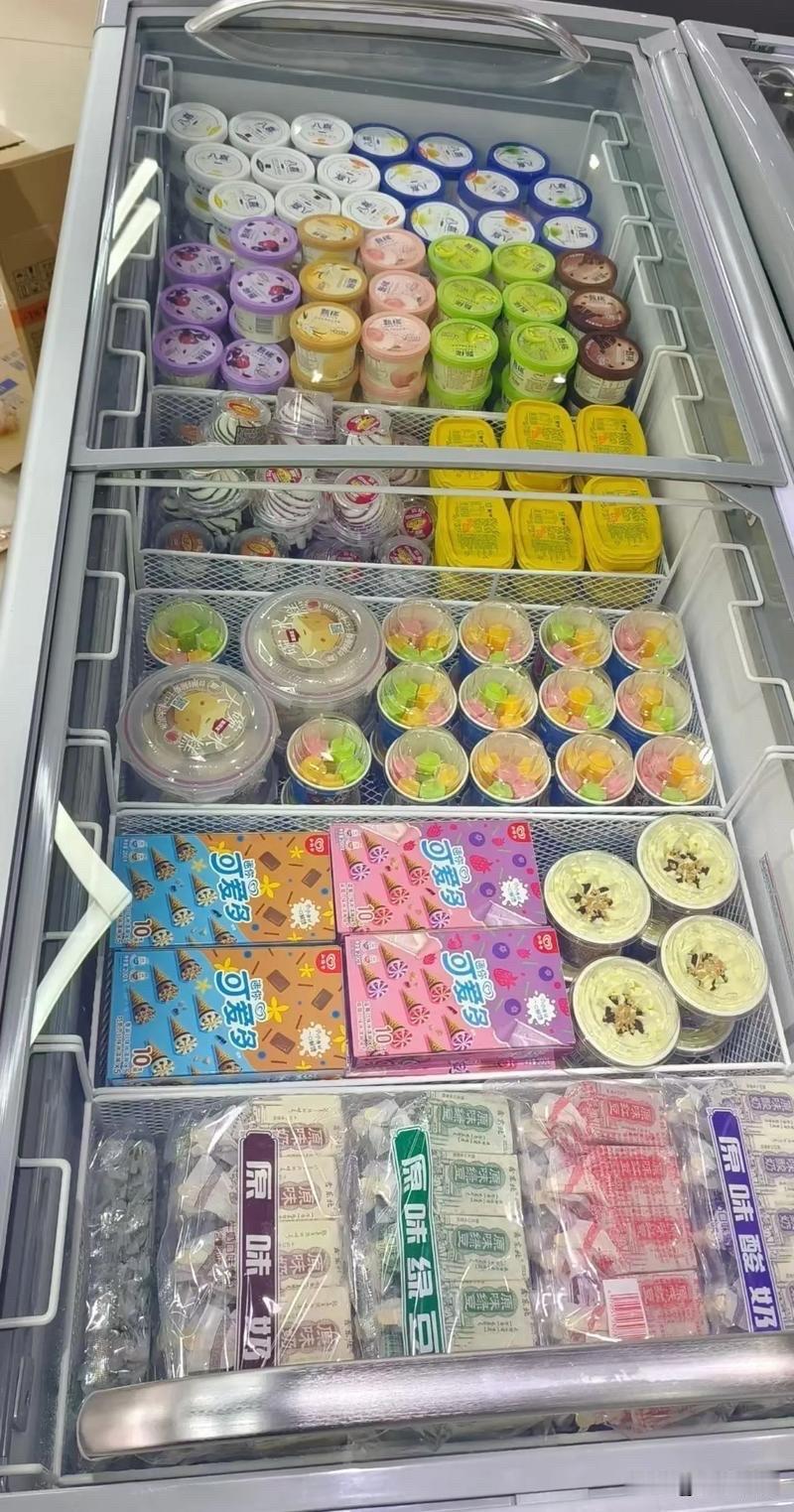 最近便利店冰柜前，不少人停下了脚步——曾5元一支的雪糕，如今标价12元，比去年涨
