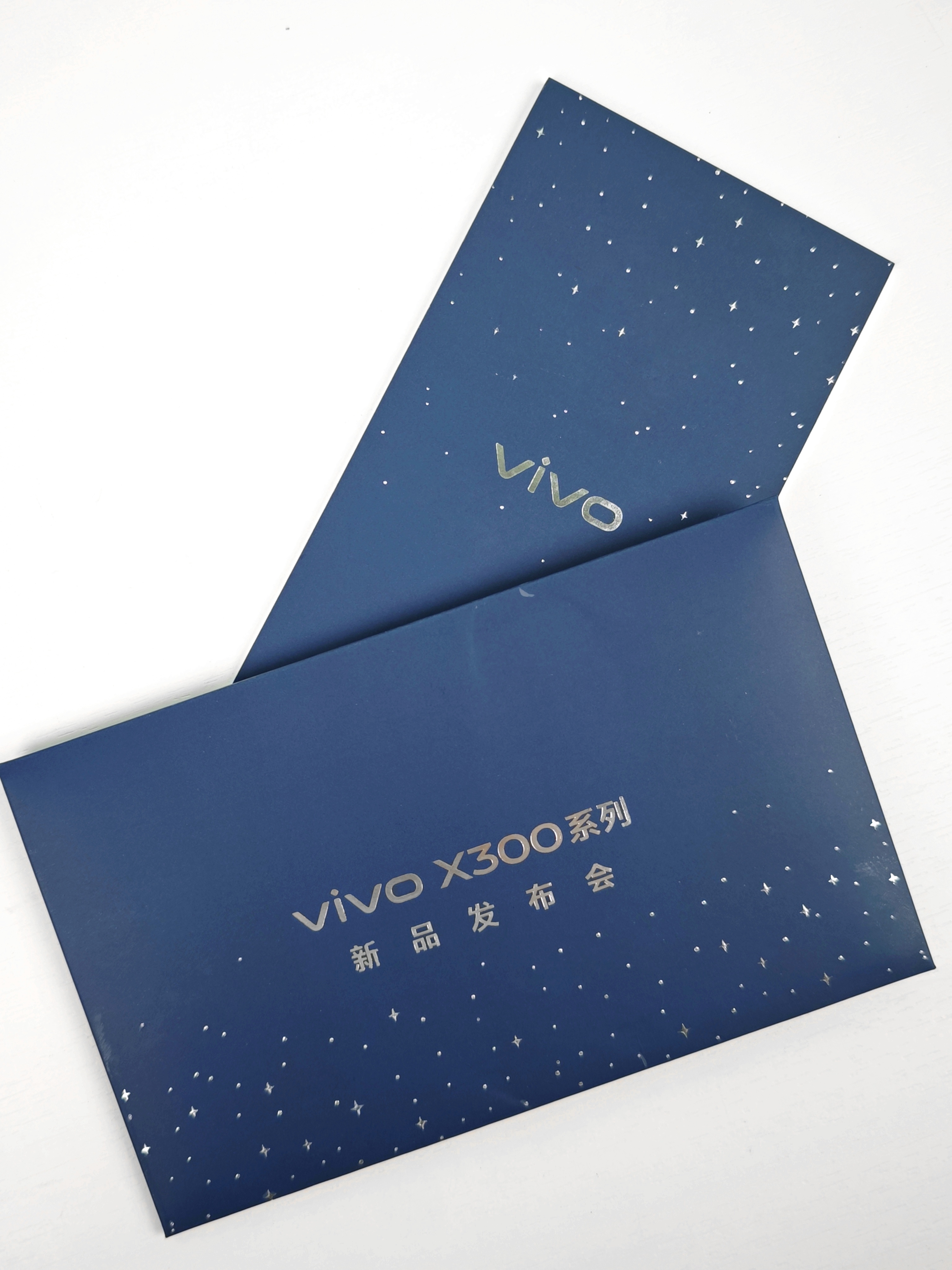 收到vivo X300系列的邀请函了，10月13日上海见，很期待它的影像表现[开