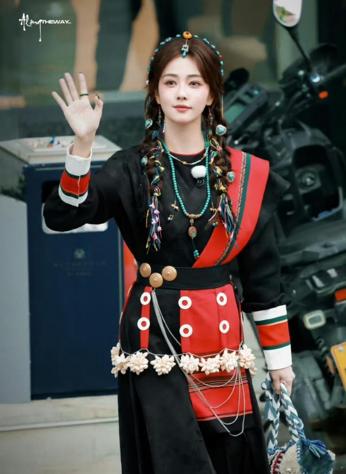 白鹿宋雨琦藏服造型 《奔跑吧》这次藏服造型选角也太会了！白鹿的灵动适配度满分，宋