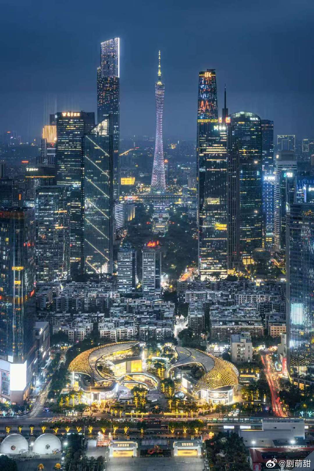 薛之谦薛之谦四面台舞美薛之谦一分钟800个灯光组合 万兽牢笼囚禁野心，波浪光束流