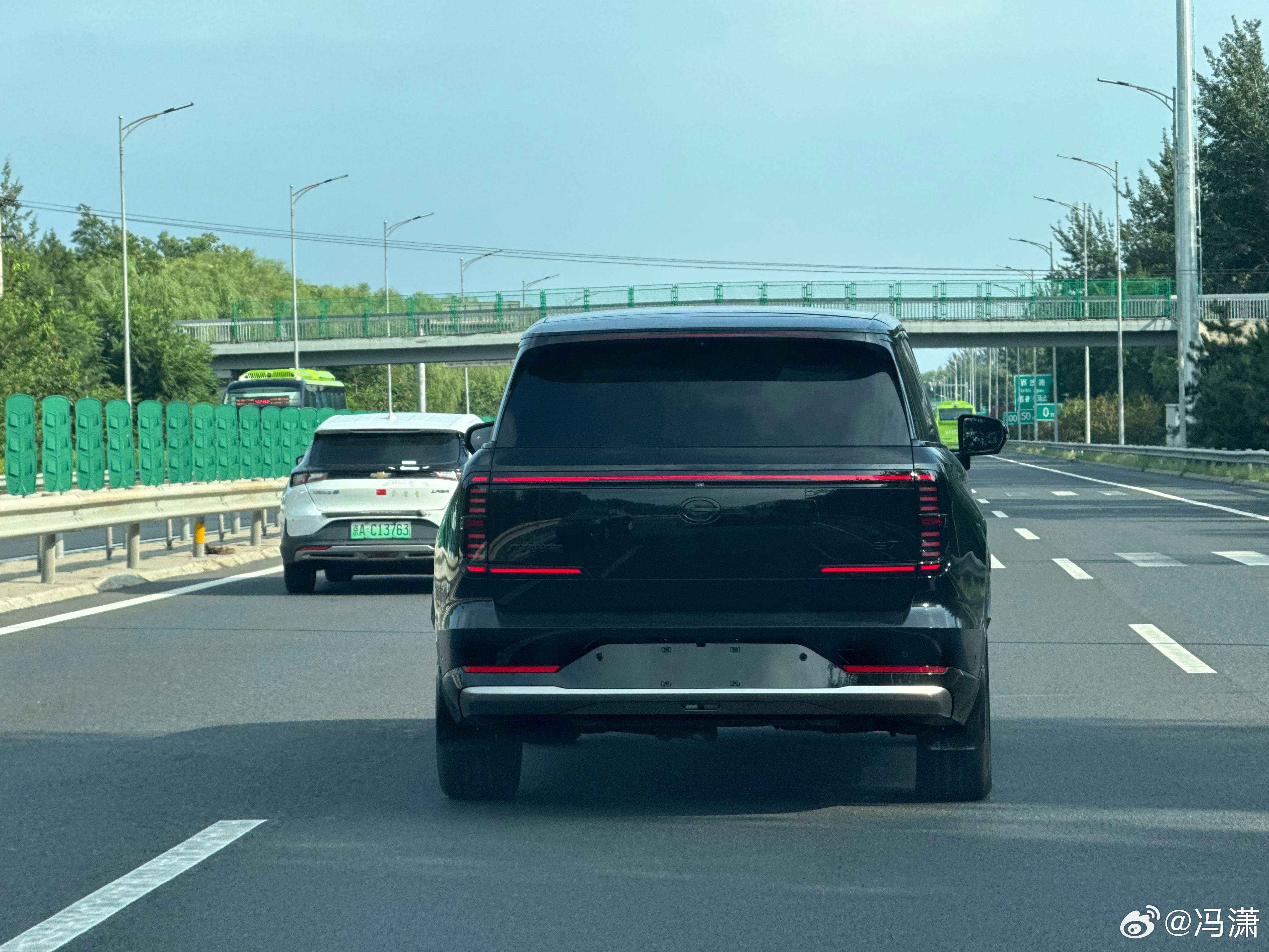 要说举办一个揽胜车尾模仿大赛，现在那些热门说像的车都拿不上冠军 