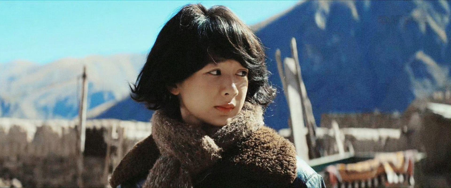 杨紫杨紫生命树的发型    杨紫这款发型像把“简约”做到了极致，黑长直自然垂落，